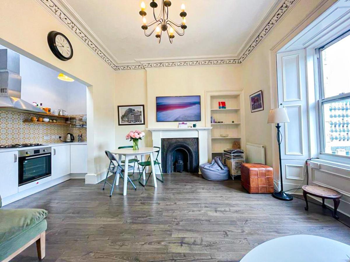 Open Plan 2 Bed Apt, Near Castle *