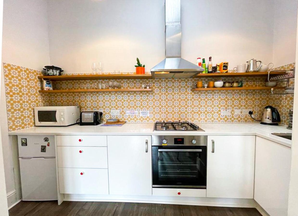 Open Plan 2 Bed Apt, Near Castle Apartment *