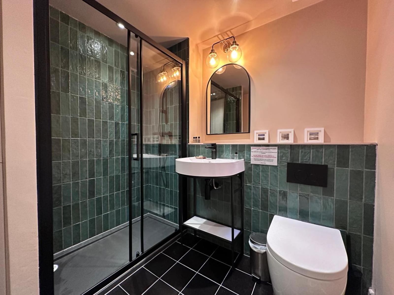 Open Plan 2 Bed Apt, Near Castle *