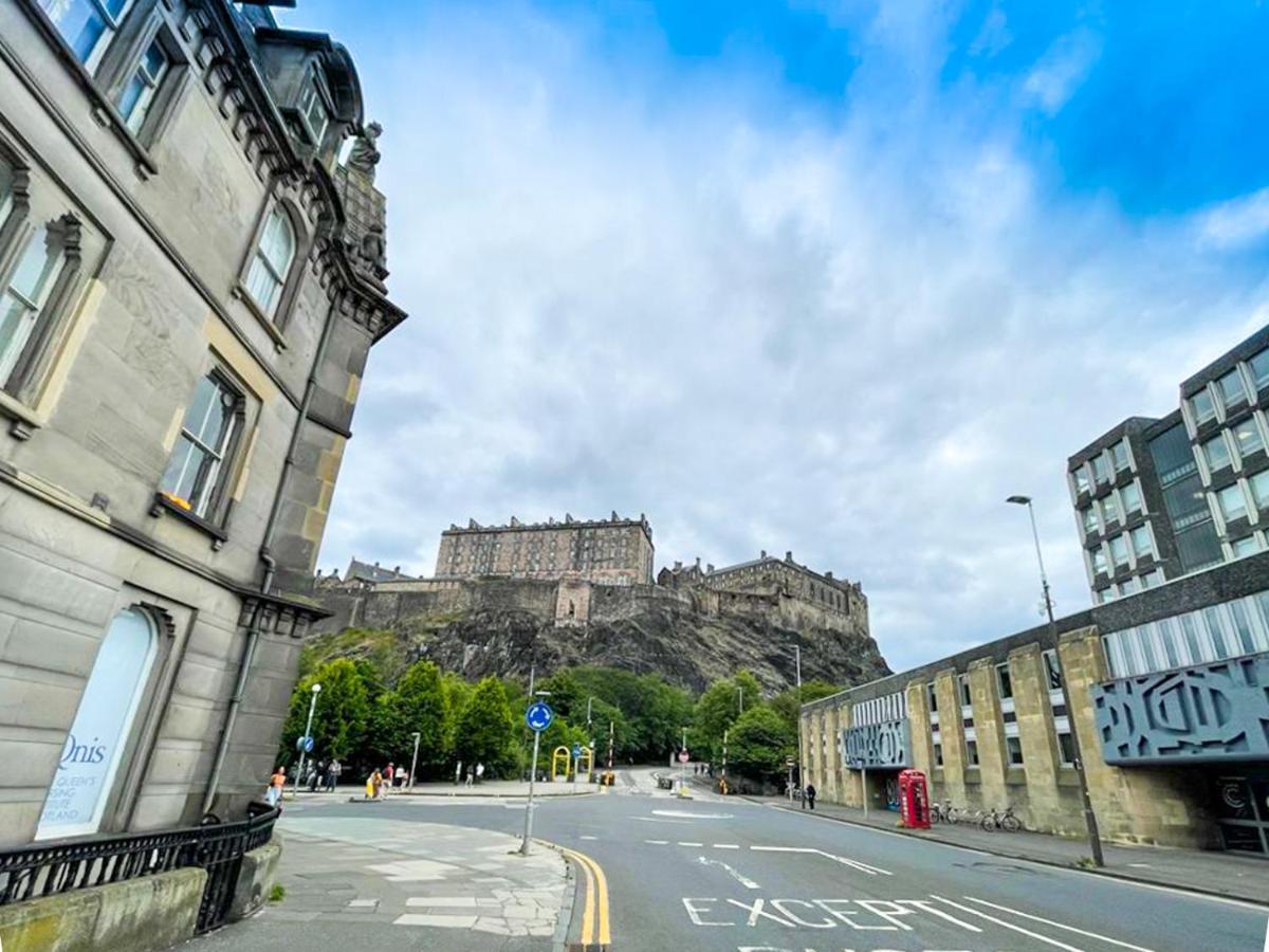 Open Plan 2 Bed Apt, Near Castle *