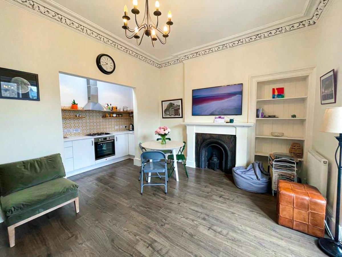 Open Plan 2 Bed Apt, Near Castle Apartment